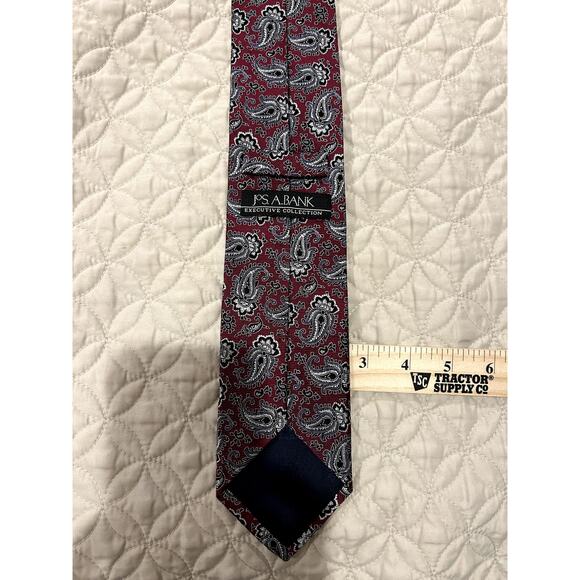 Jos A Bank Men's Red Paisley Necktie - Picture 4 of 8